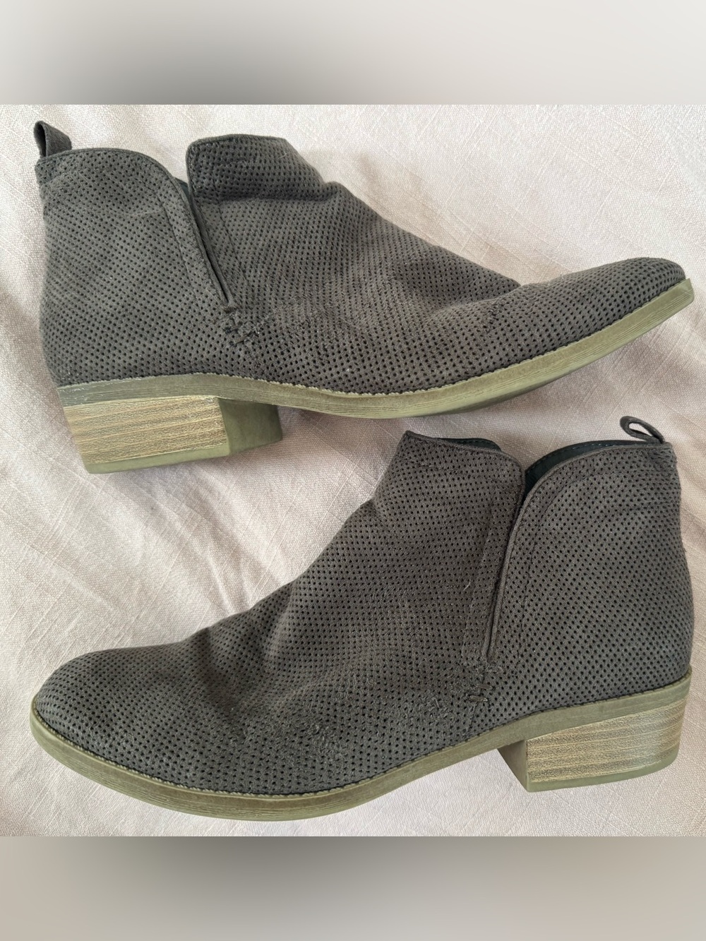 DV Dolce Vita Women’s chocolate brown Ankle Booties, low heel, size 9.5